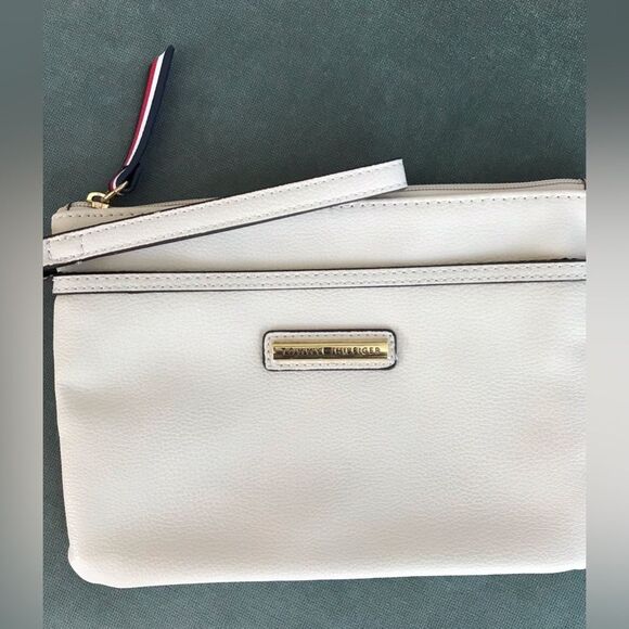 TOMMY HILFIGER Cream Preppy Minimalist Classic Wristlet - Picture 1 of 5